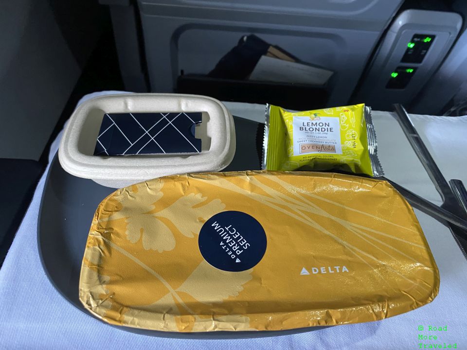 Delta A330-900neo Premium Select - dinner