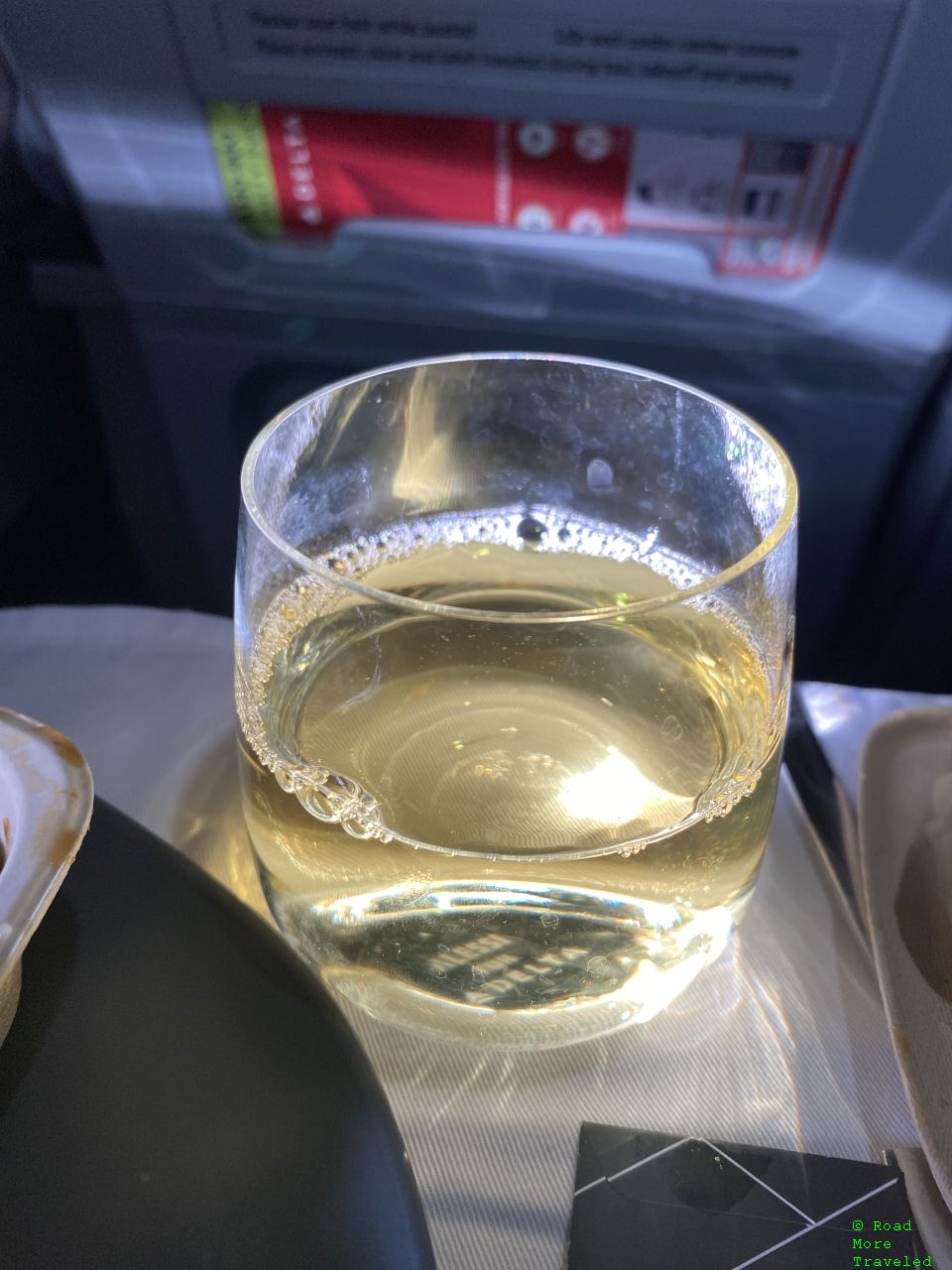 Delta A330-900neo Premium Select - white wine