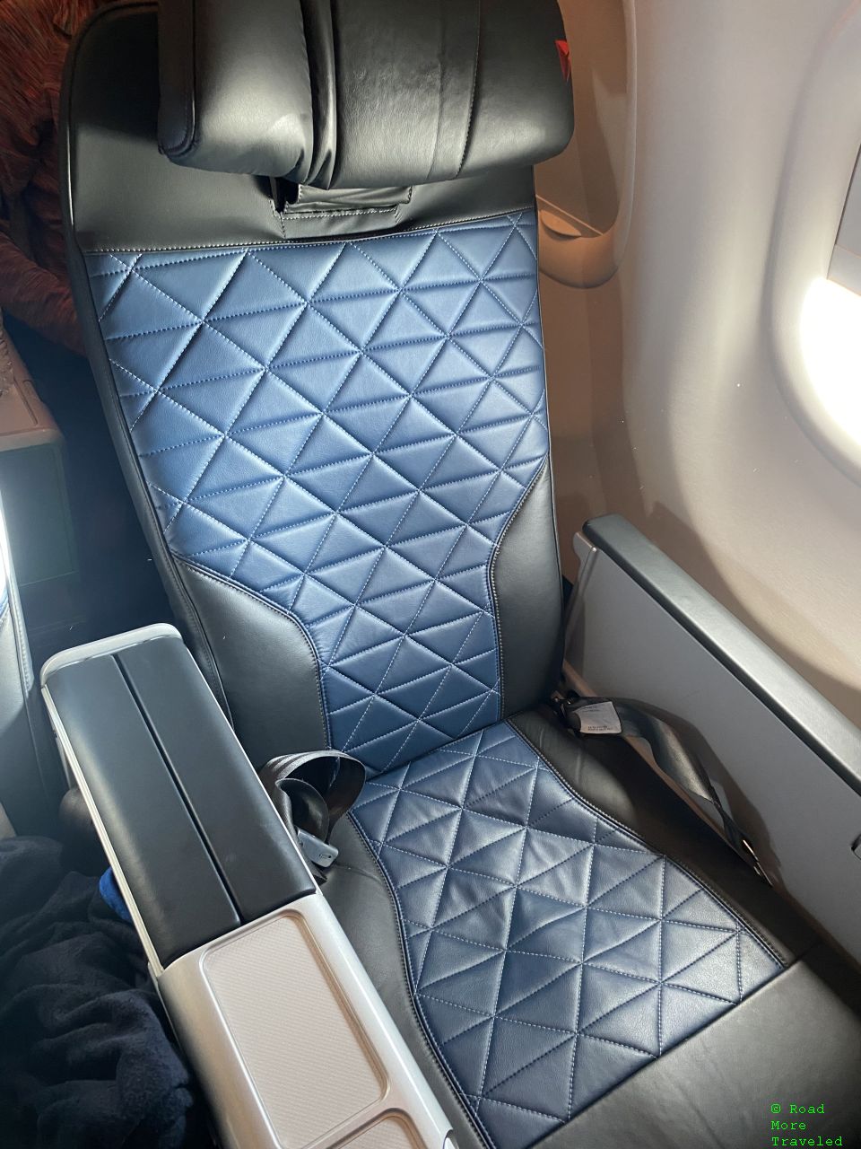 Delta A330-900neo Premium Select - window seat