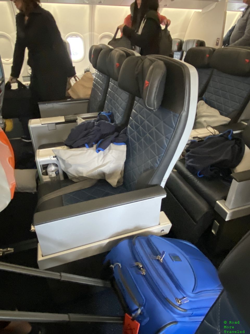 Delta A330-900neo Premium Select - center seating