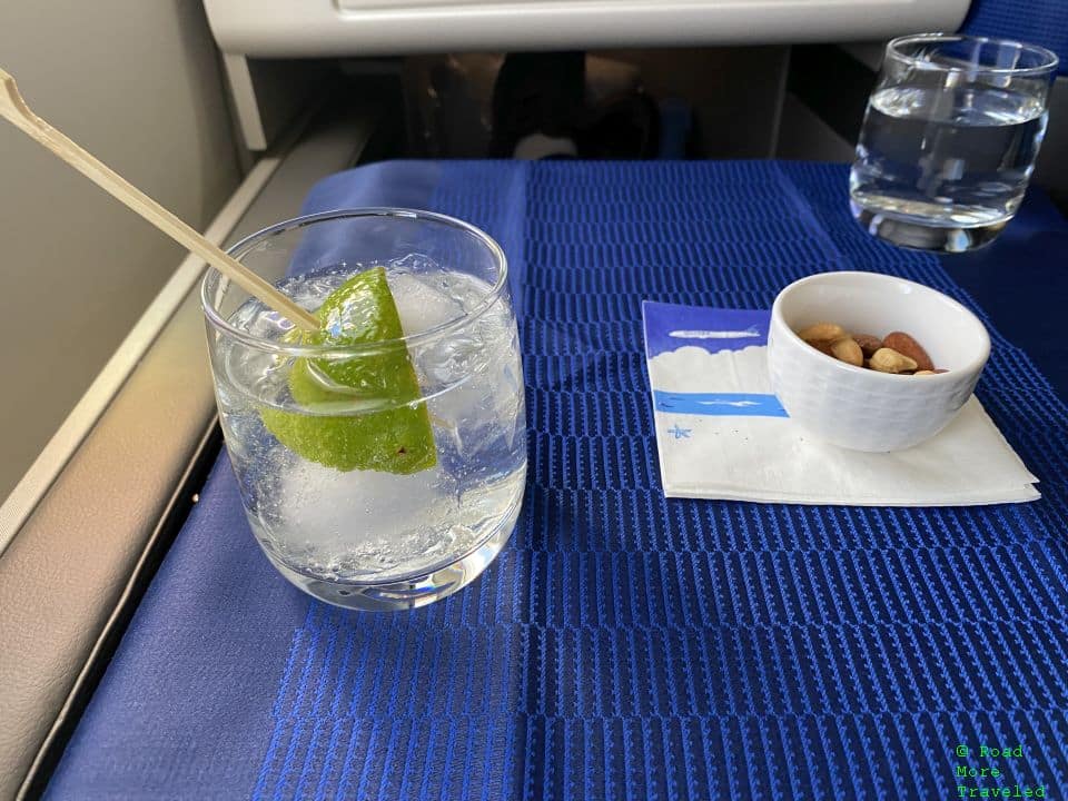 United Polaris gin & tonic with mixed nuts