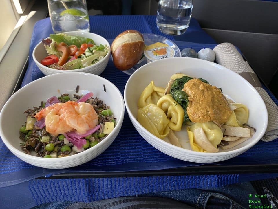 United 767-400 Polaris Business Class - lunch service