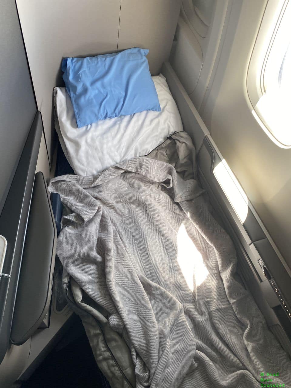 United 767-400 Polaris Business Class - bed
