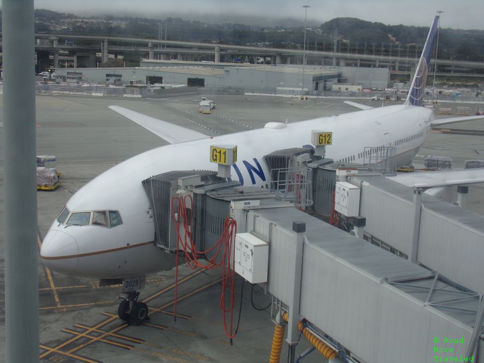 United 787-10 at SFO