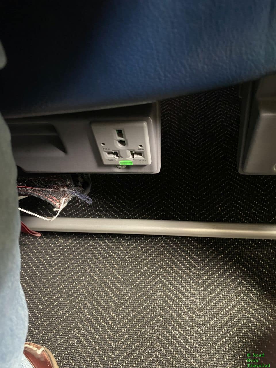 United B787-10 Economy Plus - 110v power outlet