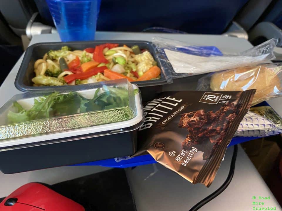 United B787-10 Economy Plus - vegetarian noodles