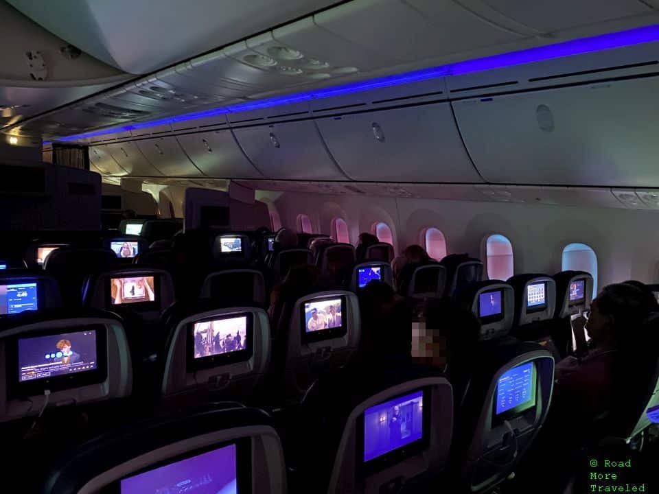 United B787-10 Economy Plus - interior lighting