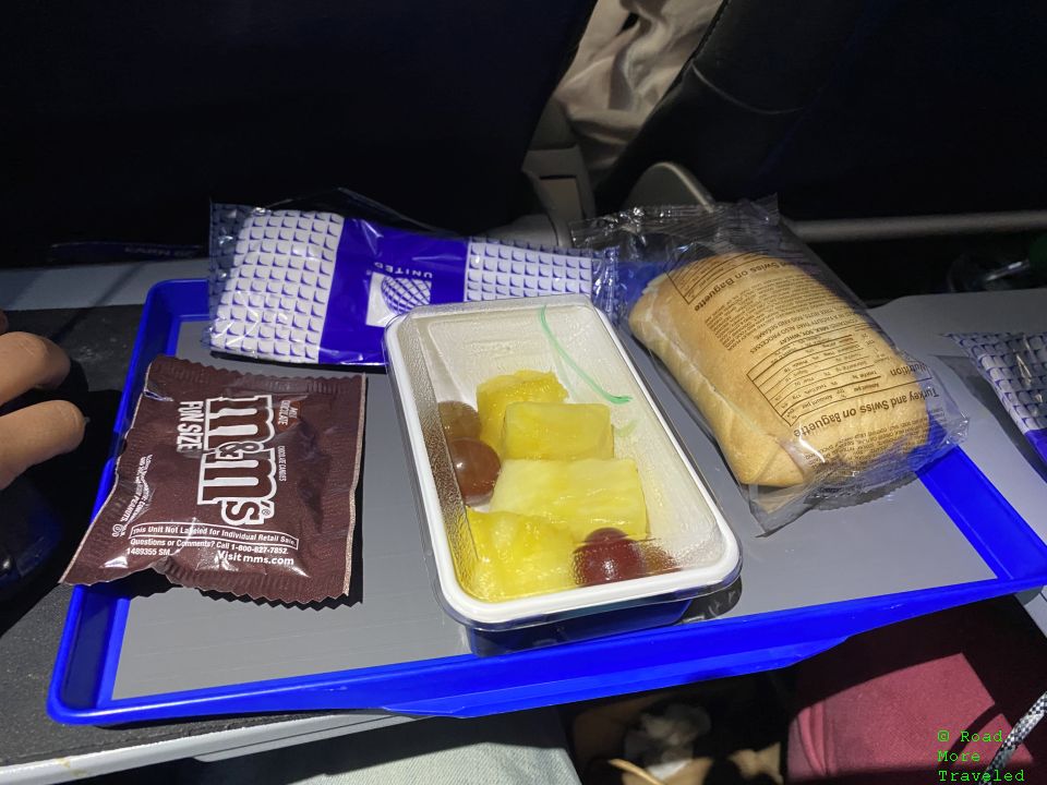 United B787-10 Economy Plus - pre-landing meal