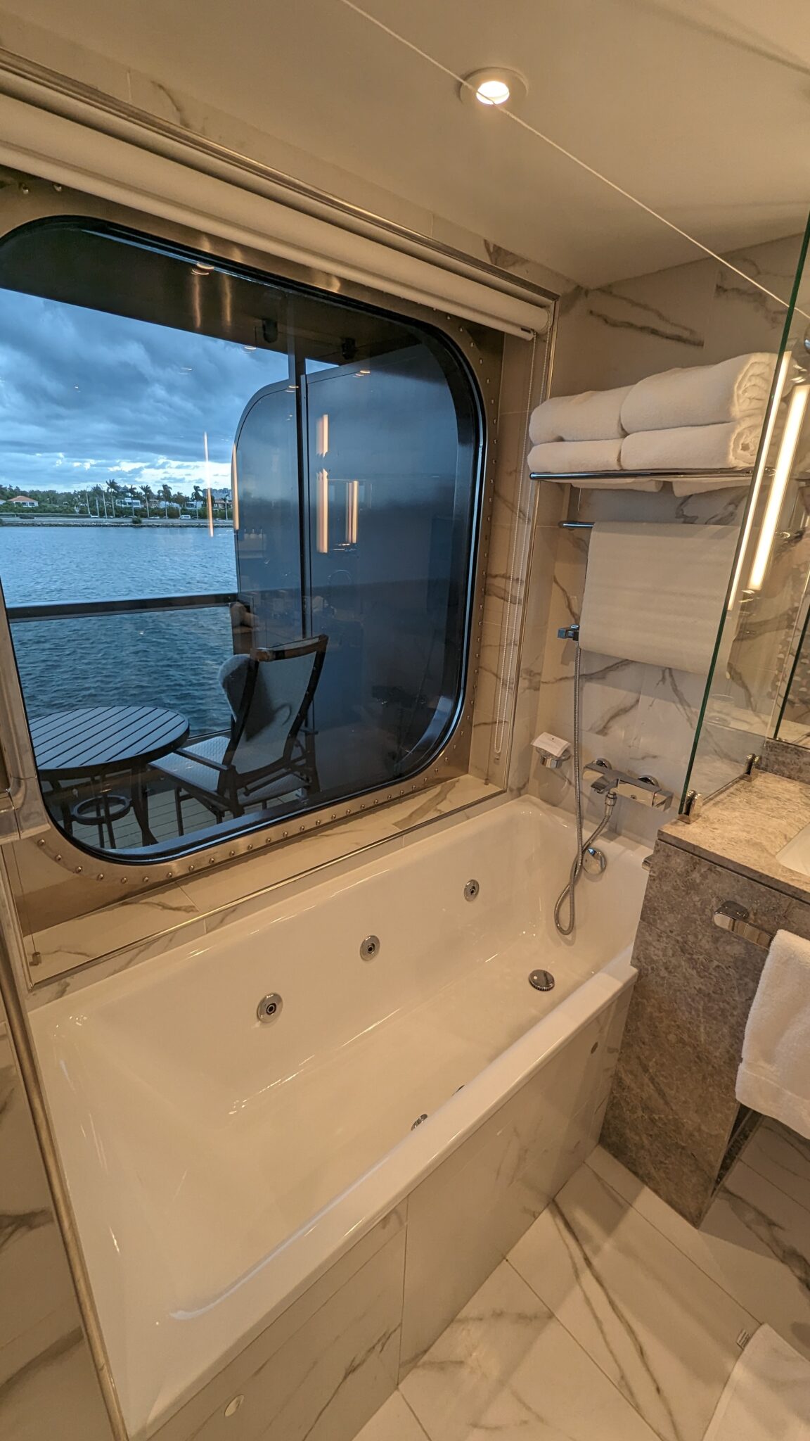 Veranda Panorama Tub