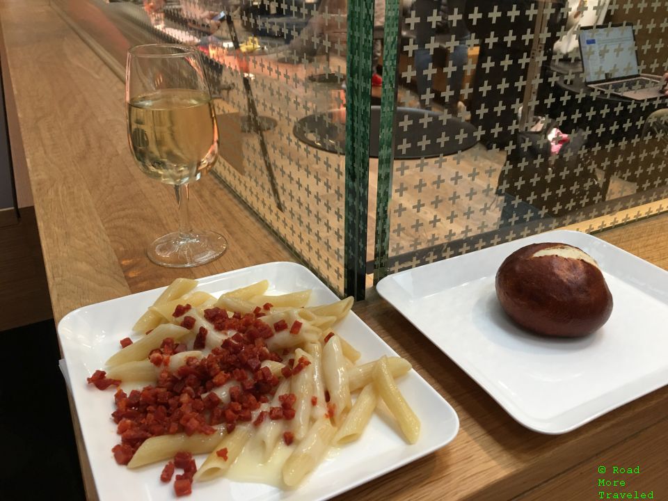 SWISS ZRH A Gates Business Lounge lunch