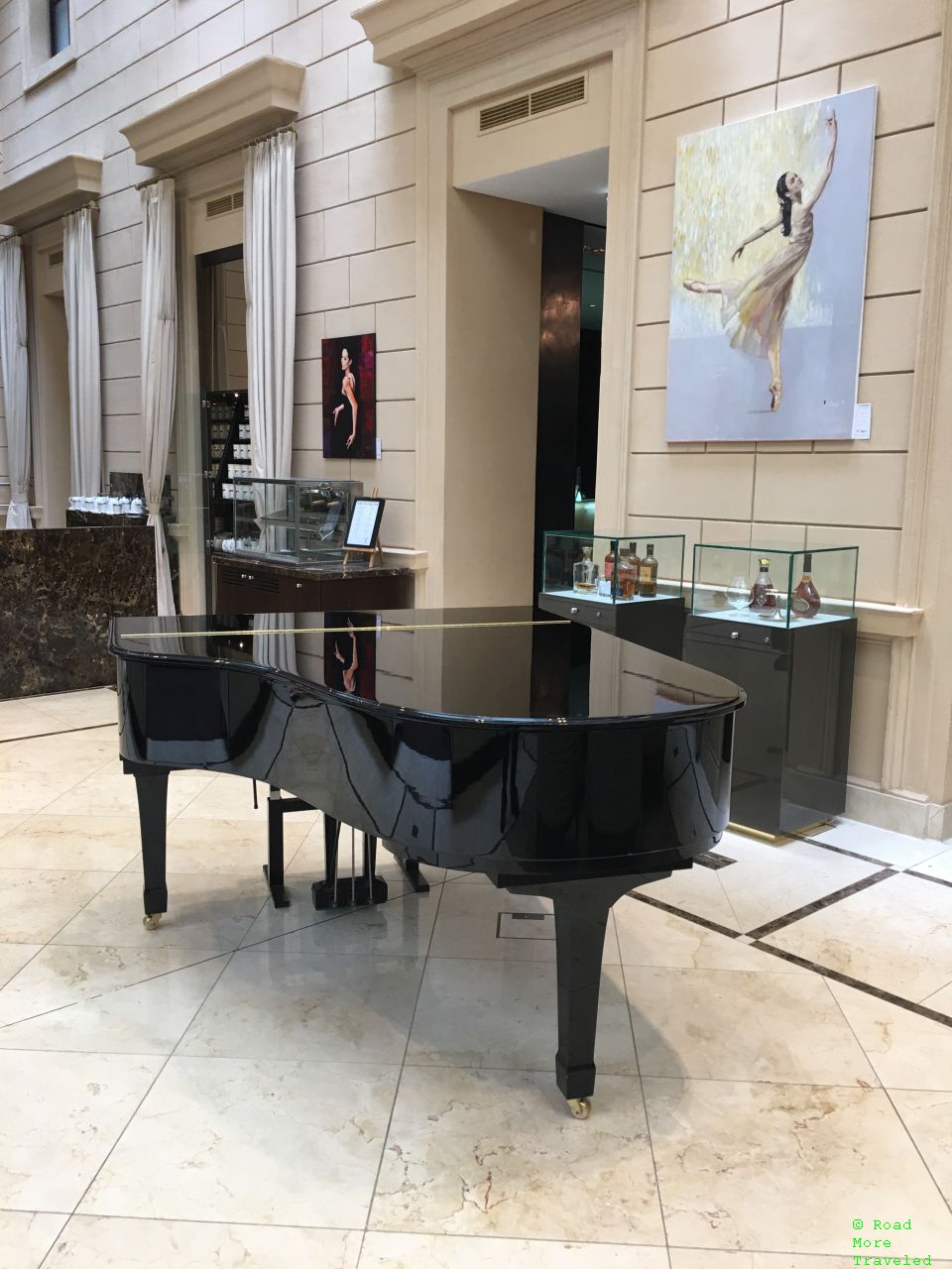 Piano in lobby lounge (Palais Hansen Kempinski)