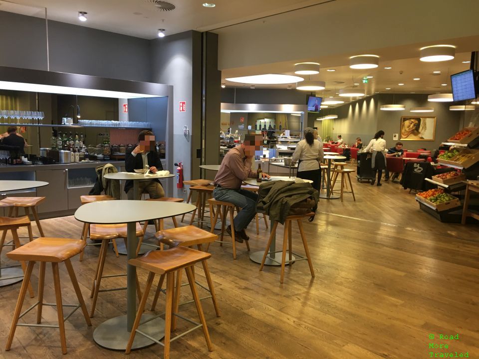 Austrian Business Lounge Vienna F Gates - dining room seating