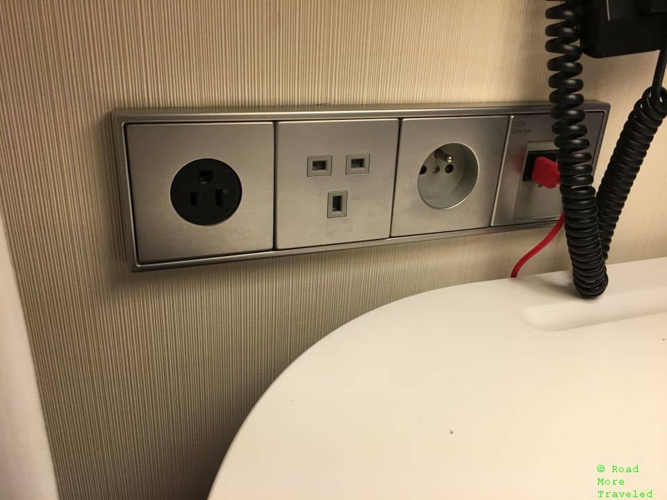 citizenM CDG power ports
