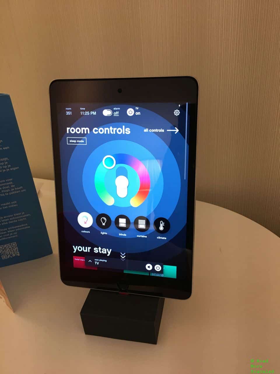 citizenM CDG light color control