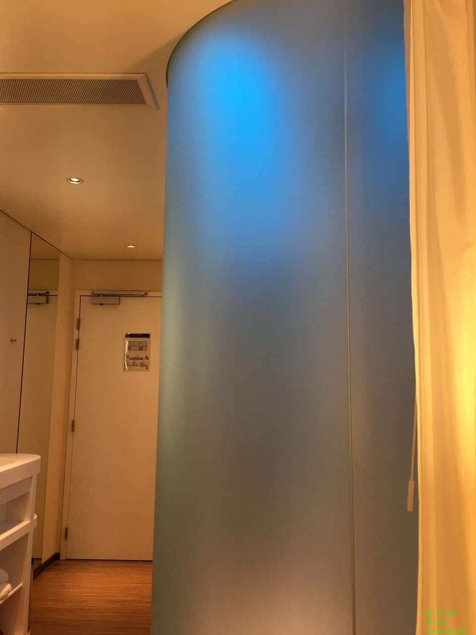 citizenM CDG mood lighting color change
