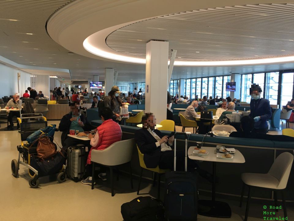 AF Lounge CDG 2E Hall L - dining area seating