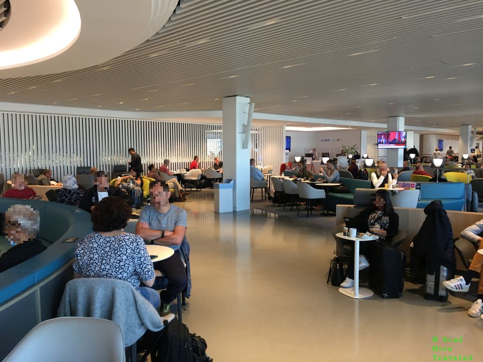 AF Lounge CDG 2E Hall L - circular couch with plugs