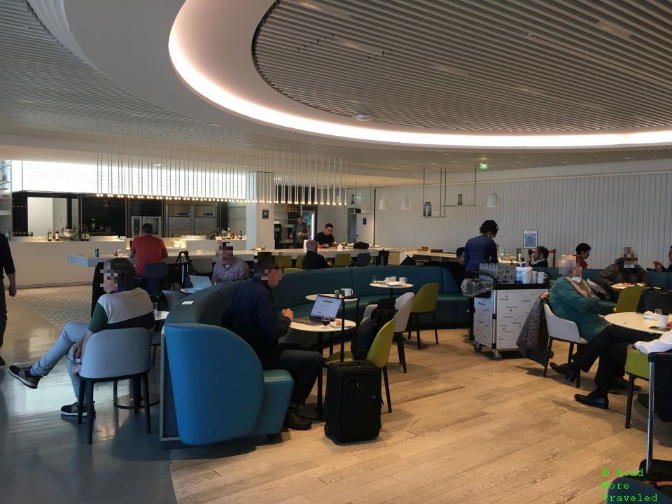 AF Lounge CDG 2E Hall L - circular seating near kitchen