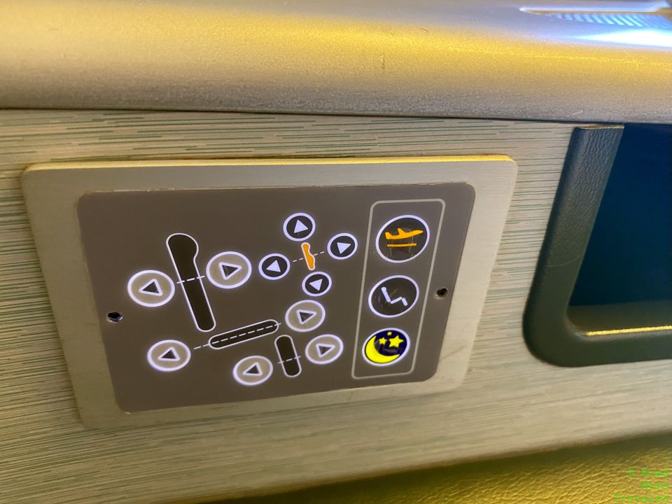 BR B77W Business Class seat controls
