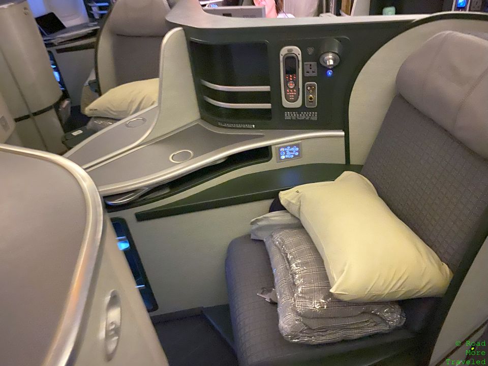 EVA Air B777-300ER Business Class - middle seats