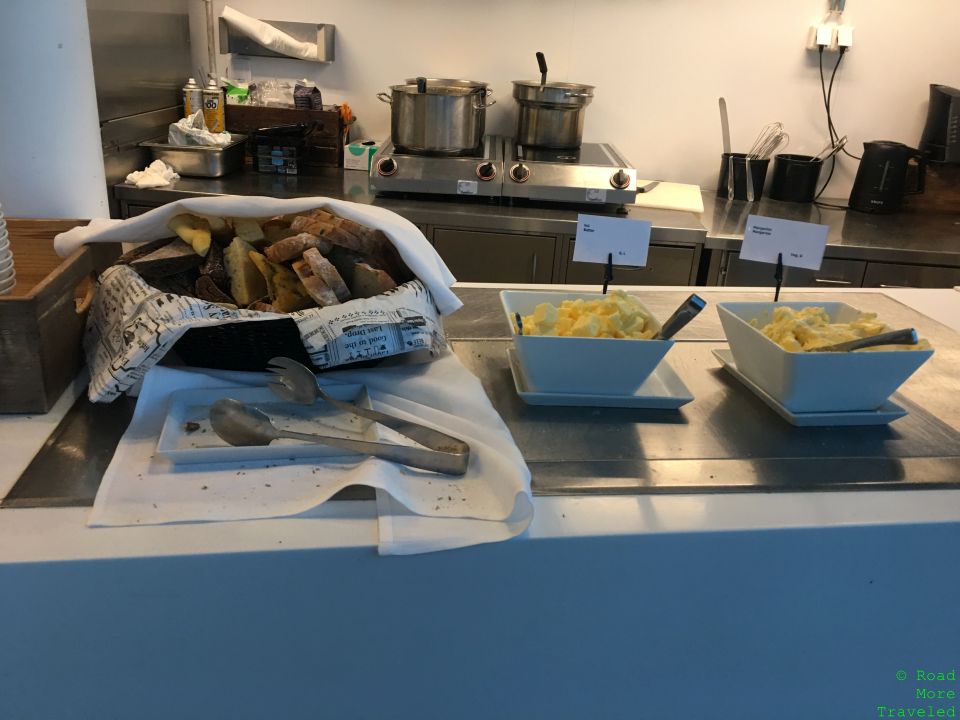 Finnair Lounge HEL bread