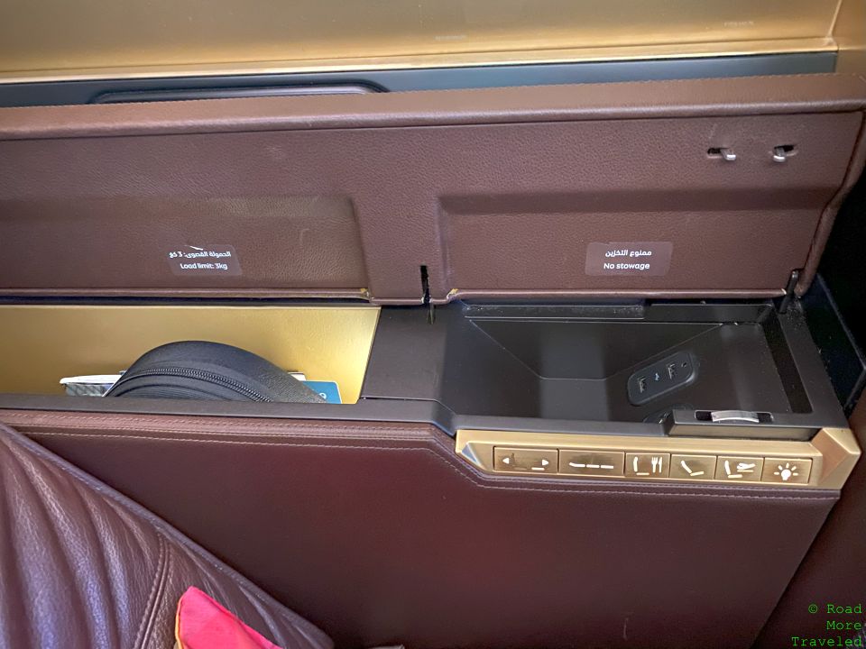 Etihad B787-9 First Class - storage