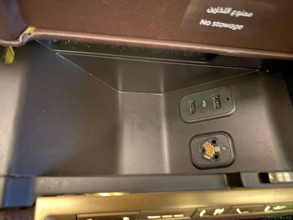 Etihad B787-9 First Class - USB ports