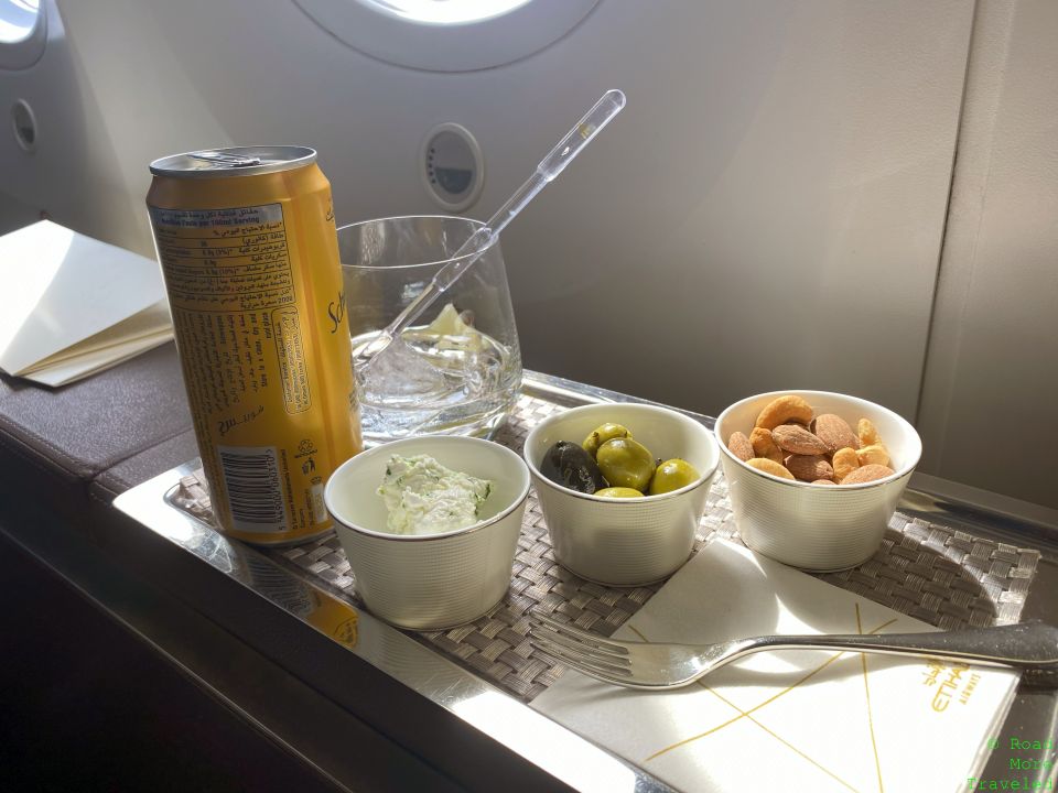 Etihad B787-9 First Class - drinks and snacks