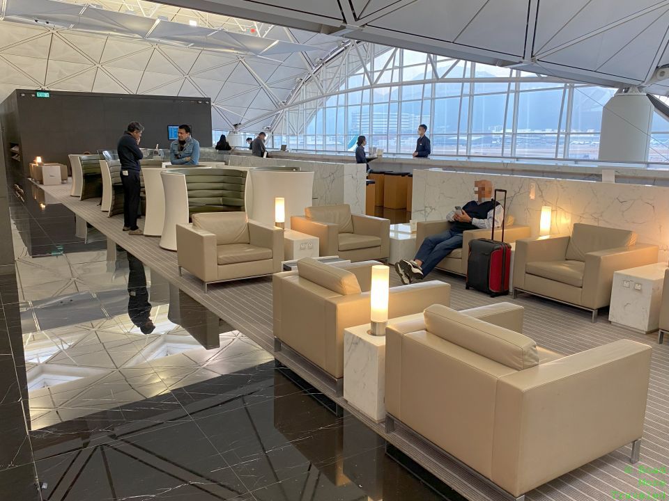 Cathay Pacific The Wing Business Lounge HKG - center seating and work pods
