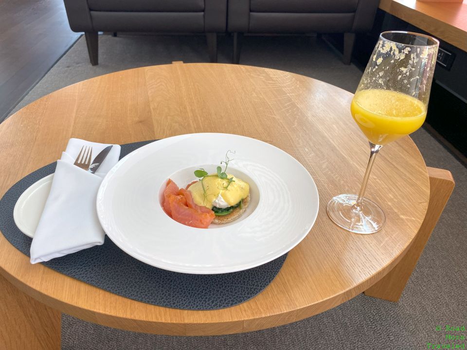 SWISS First Lounge E breakfast