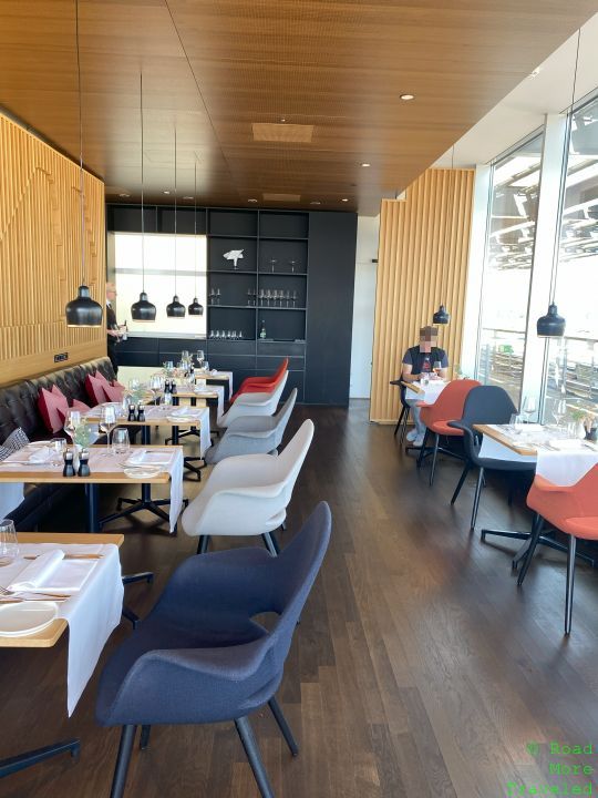 SWISS First Lounge E dining room
