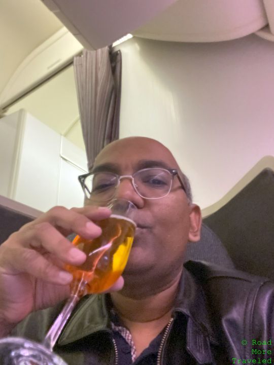 QR J champagne selfie