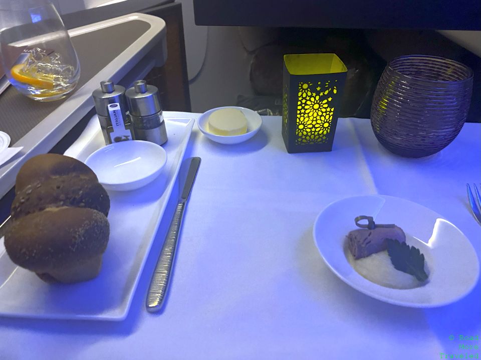 Qatar Airways B777-300ER Business Class - appetizer and bread
