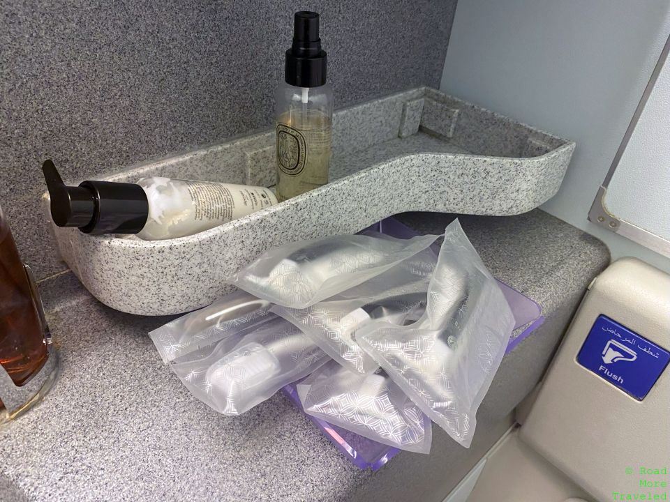 QR B77W J lavatory amenities