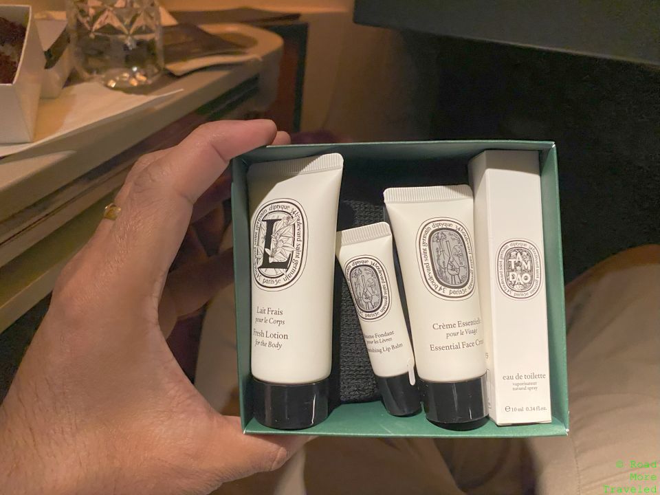 QR B77W J amenity kit contents