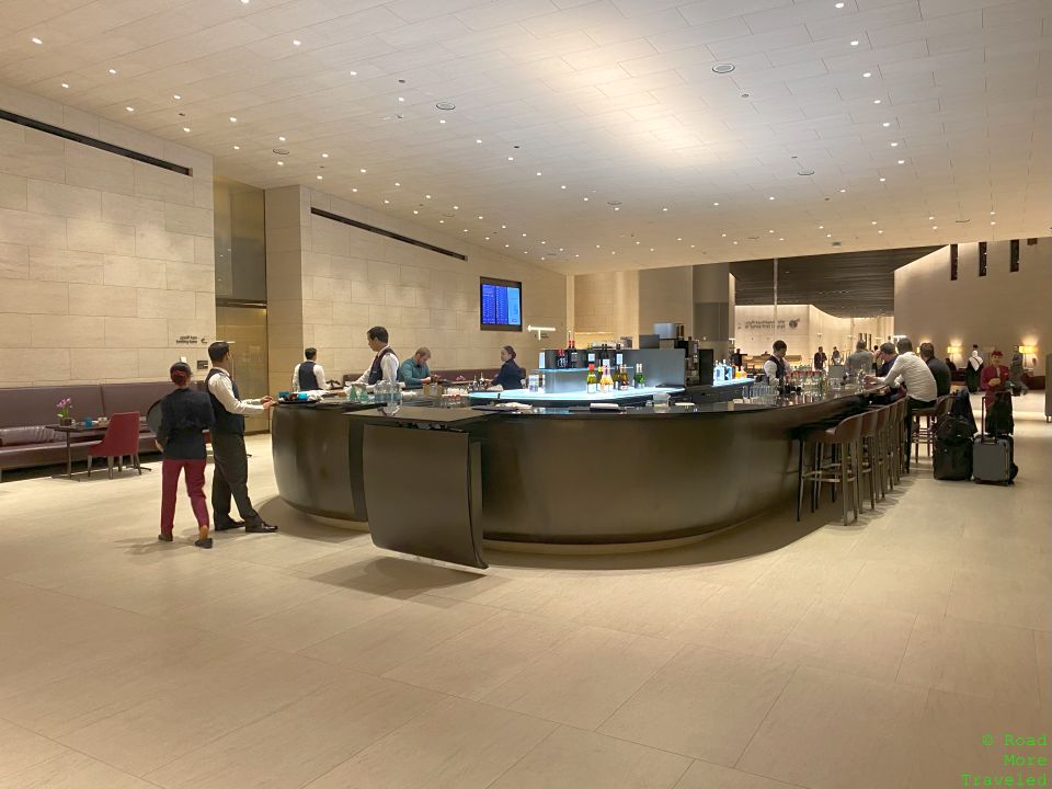 QR Al Safwa Lounge circular bar