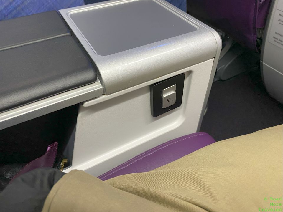 Qatar Airways B737-MAX 8 First Class seat controls