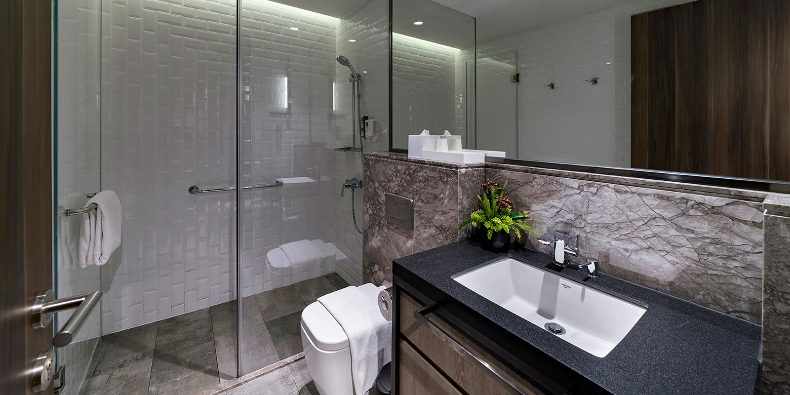 Plaza Premium Lounge HKG Gate 1 shower suite