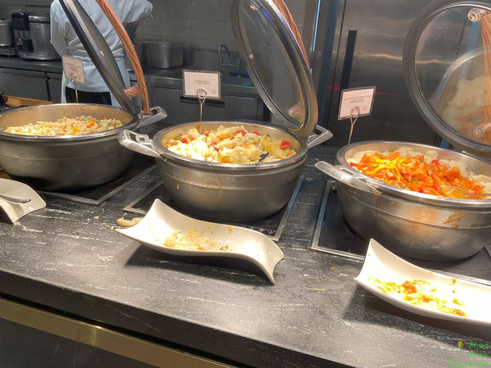 Plaza Premium Lounge HKG Gate 1 - additional buffet items