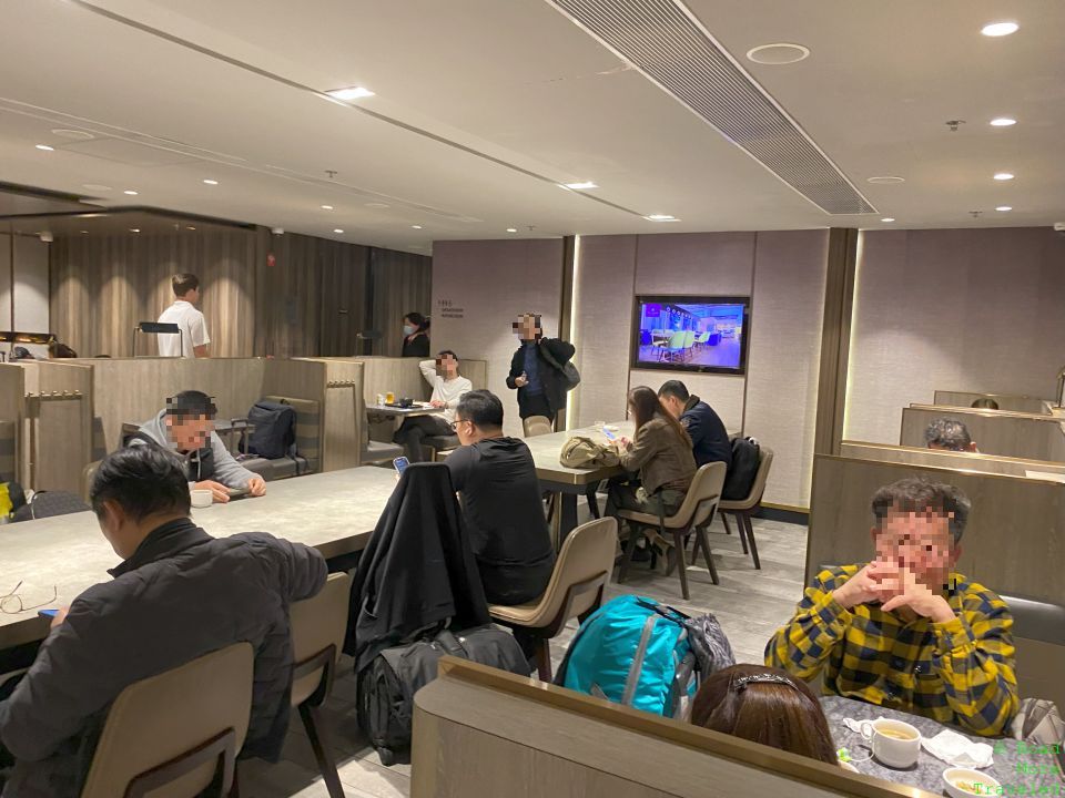 Plaza Premium Lounge Hong Kong Gate 1 - dining area