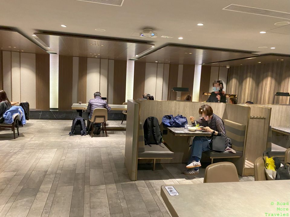 Plaza Premium Lounge Hong Kong Gate 1 - dining area seating
