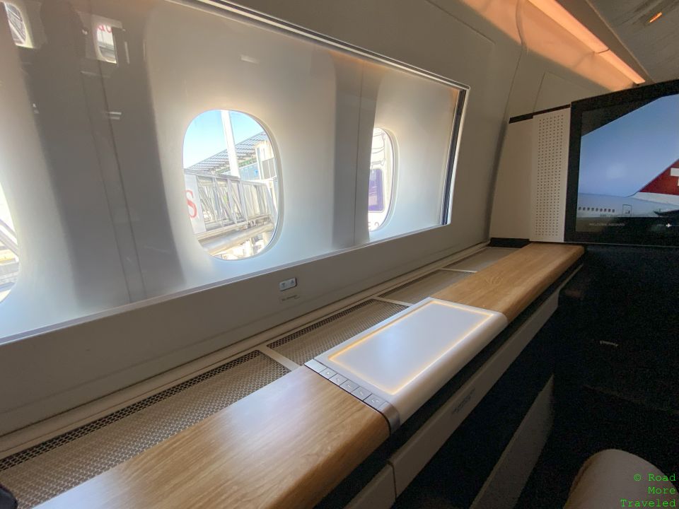 SWISS B777-300ER First Class - window side storage