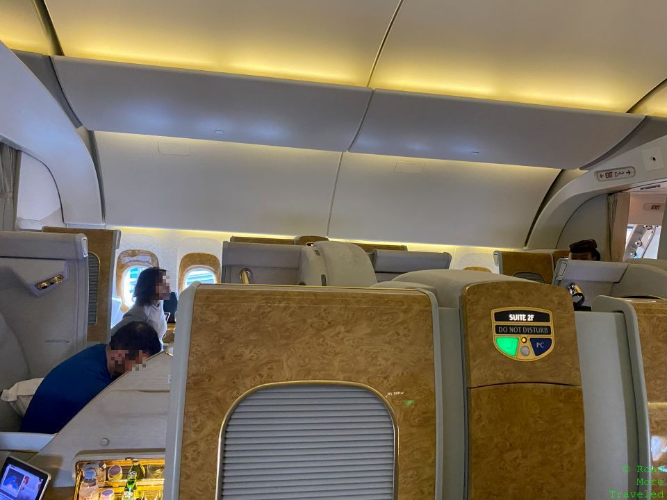 No overhead bins in EK 77W cabin