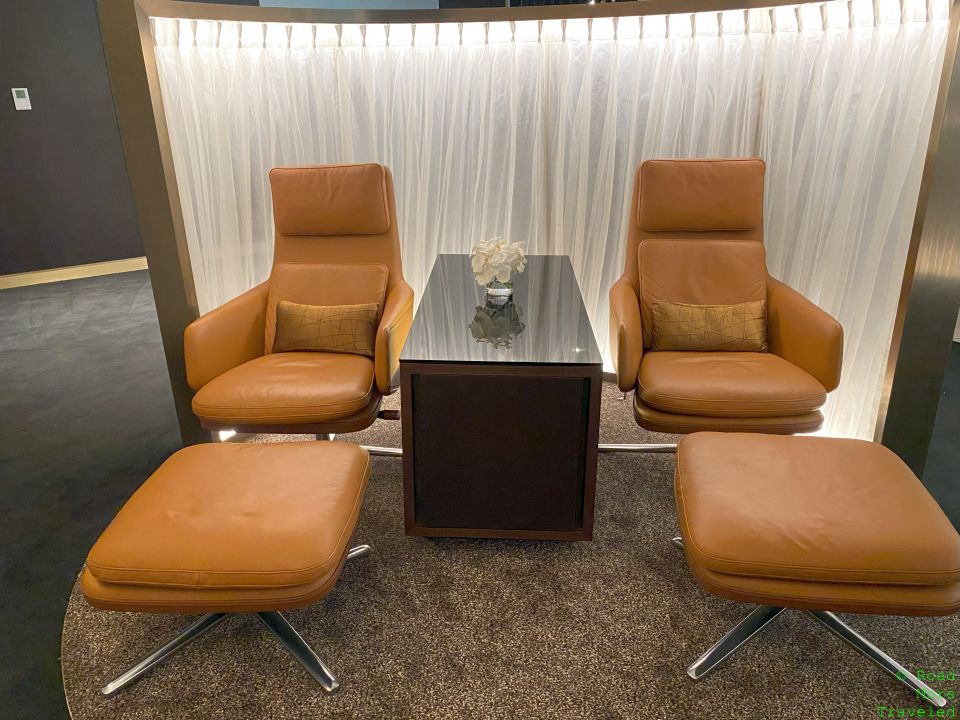 EY F lounge AUH pod seating