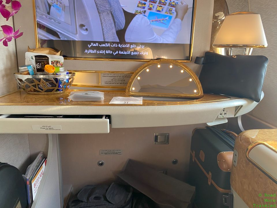 EK F tray table amenities