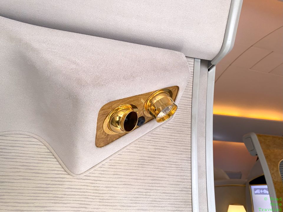 EK F suite lighting on door