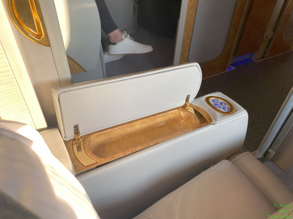 EK F aisle armrest storage