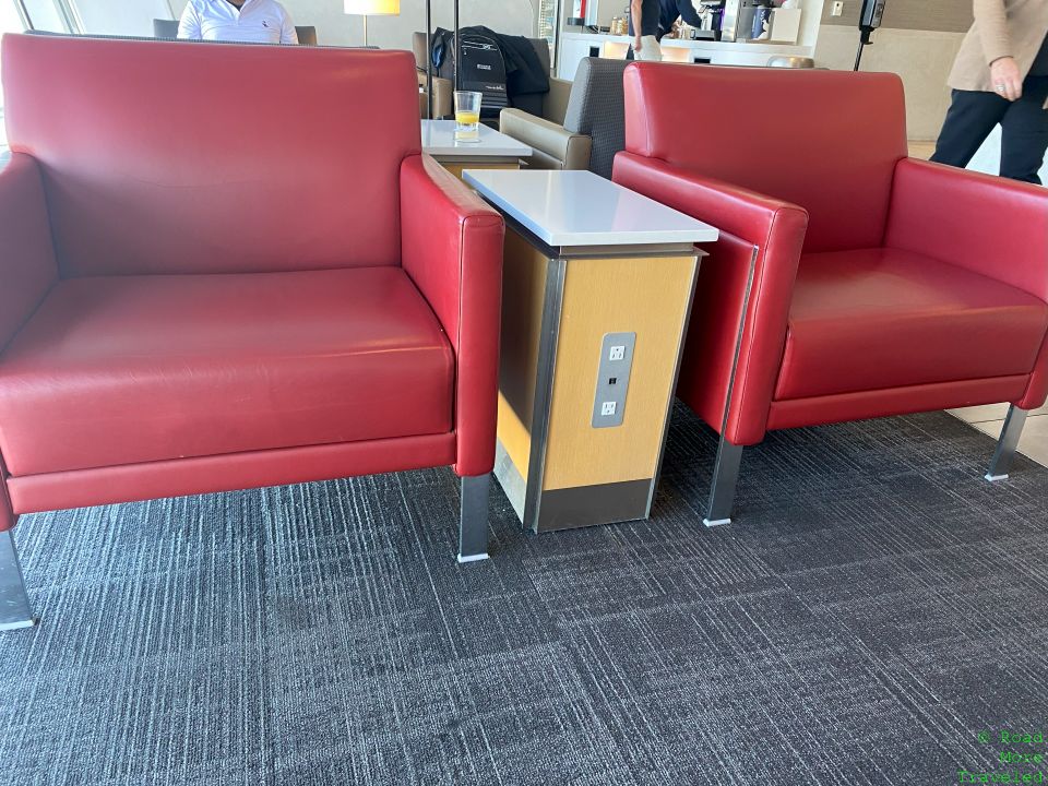 DFW Flagship Lounge power ports