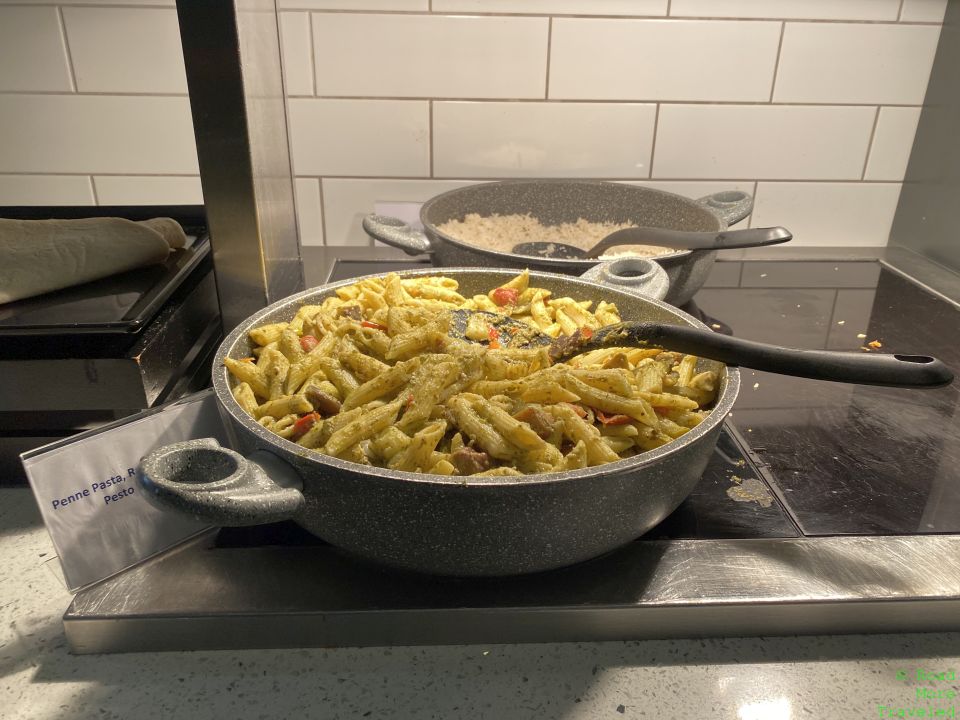 Club Aspire Lounge London Heathrow Terminal 5 hot dinner options