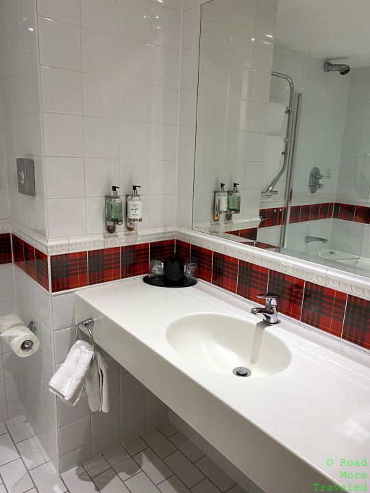 Carlton George Hotel Glasgow bathroom